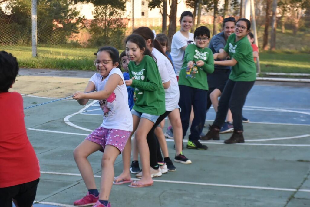 crianças brincando na quadra esportiva