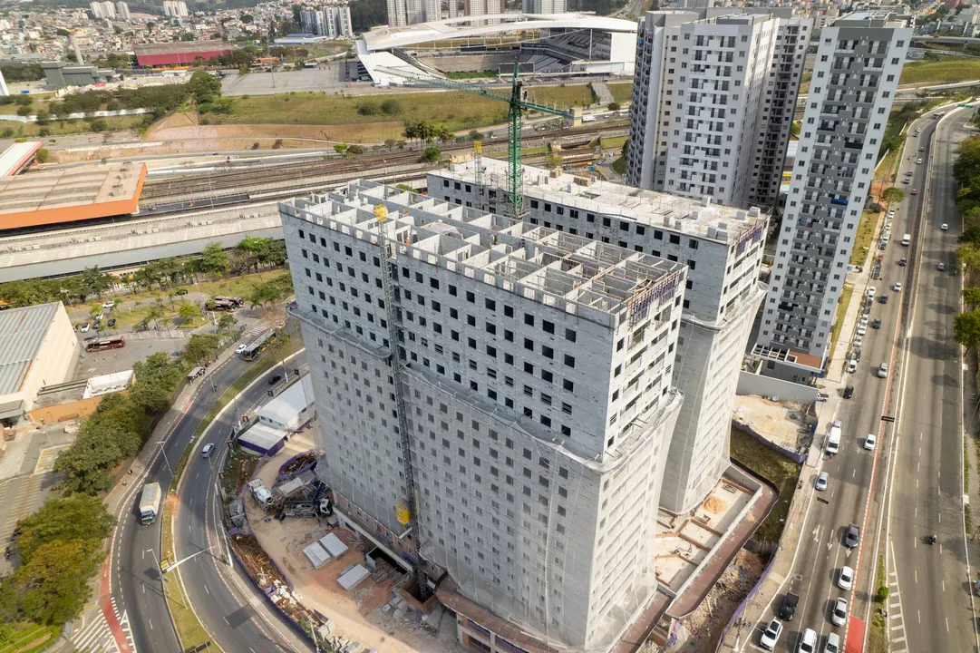 Vista aérea superior da estrutura em construção