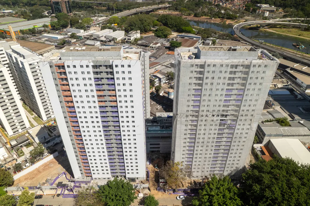 Vista aérea das torres em construção com o rio ao fundo