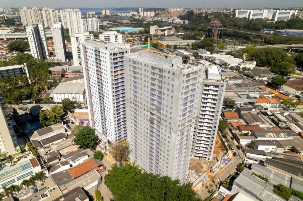 Vista panorâmica da obra com a cidade ao fundo