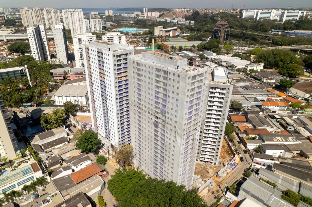 Vista panorâmica da obra com a cidade ao fundo