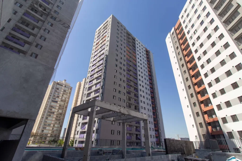 Vista de baixo para cima das torres em construção