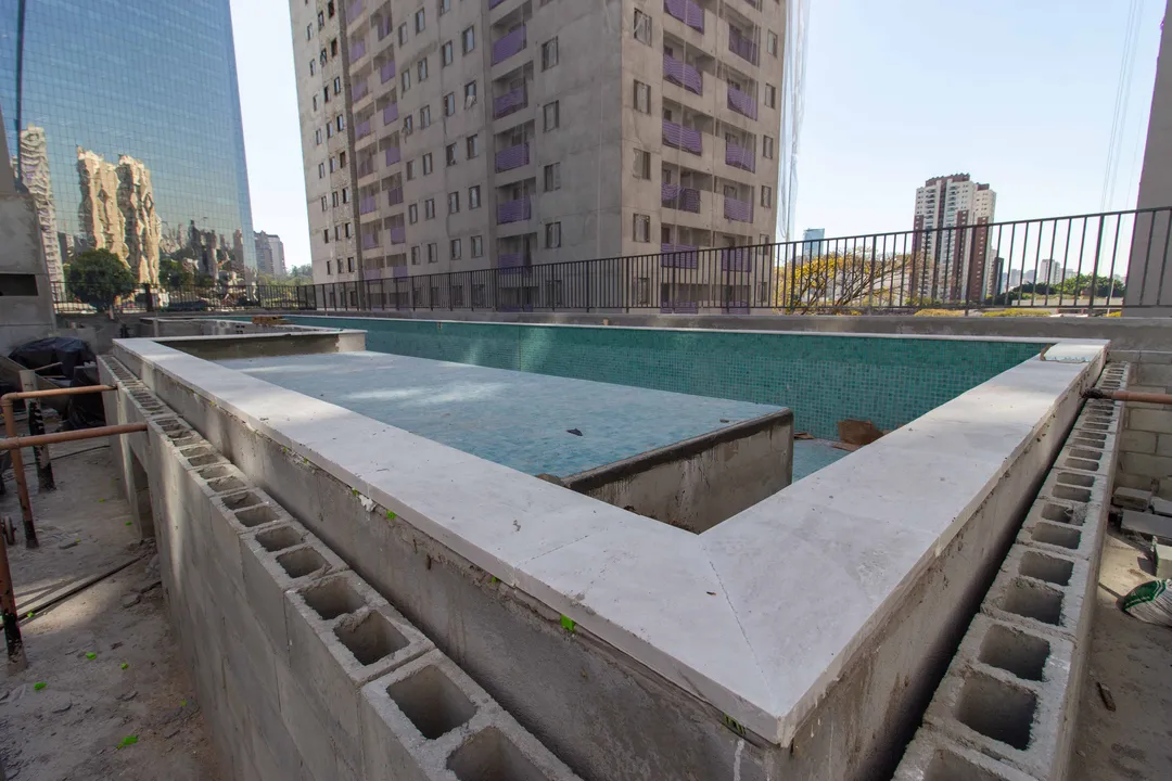 Piscina da cobertura em fase de acabamento