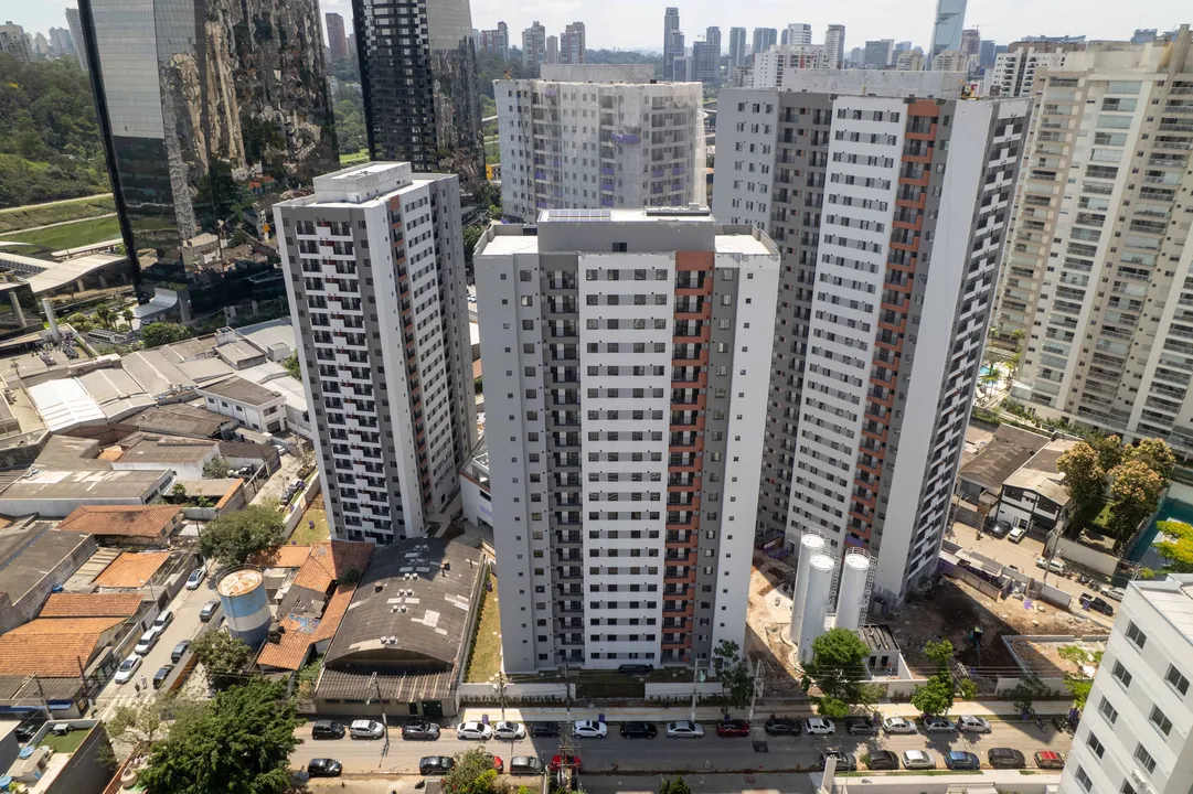 Vista aérea das torres com fachada pintada