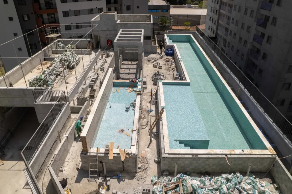 Piscina do lazer superior em fase de acabamento