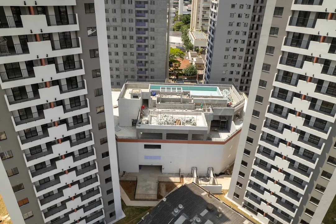 Vista de cima do embasamento com lazer em obra