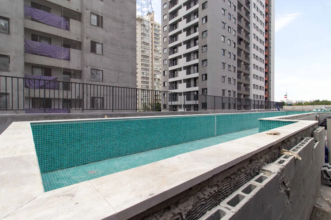 Piscina com revestimento de pastilhas instalado