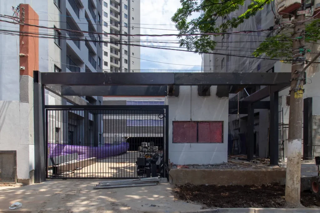 Portaria com gradil e pergolado em execução