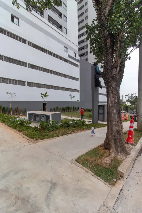 Entrada e acesso em fase de acabamento