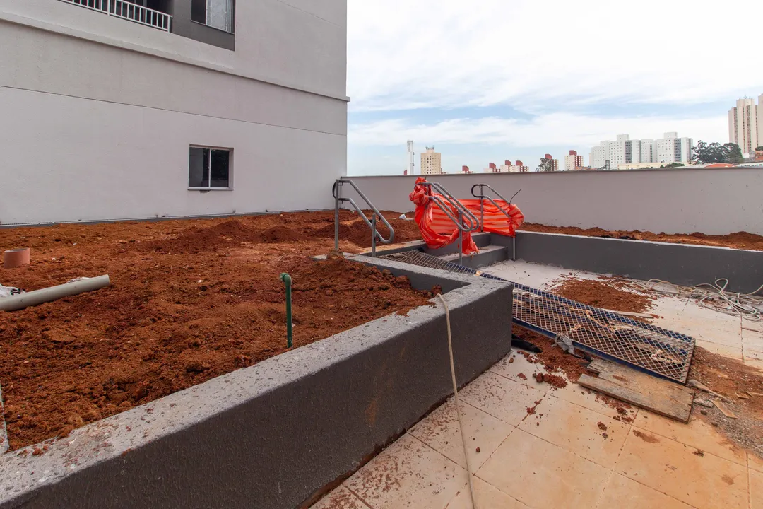Área de lazer externa em fase de paisagismo