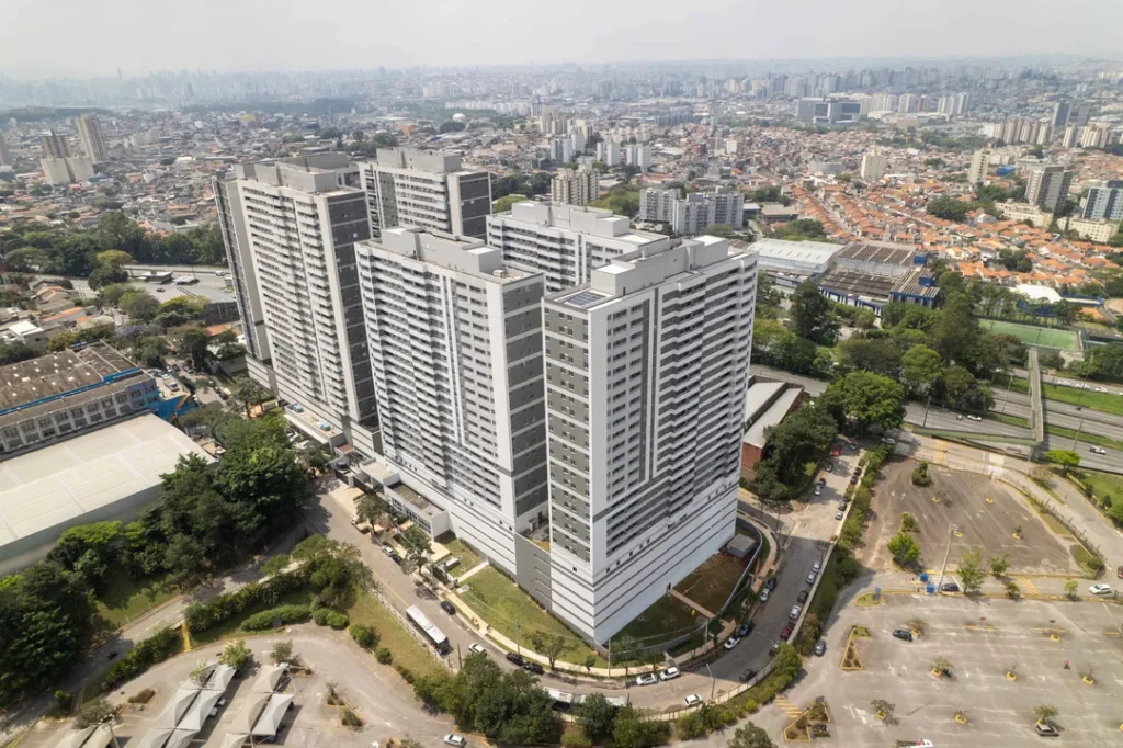 Vista aérea das torres com fachada concluída