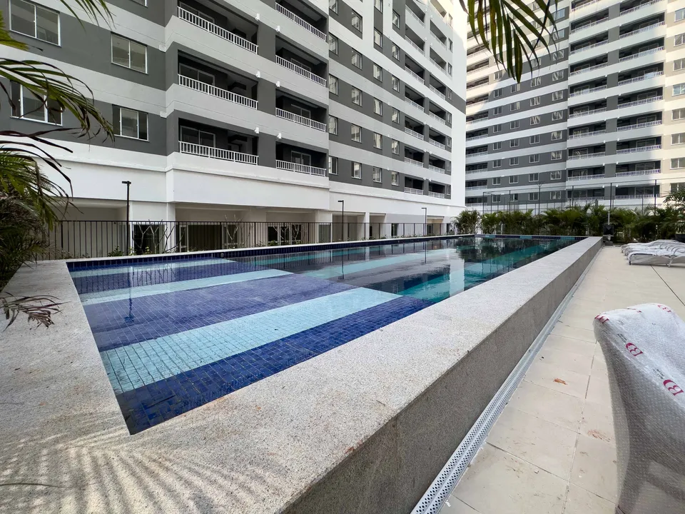 Piscina com pastilhas e área externa