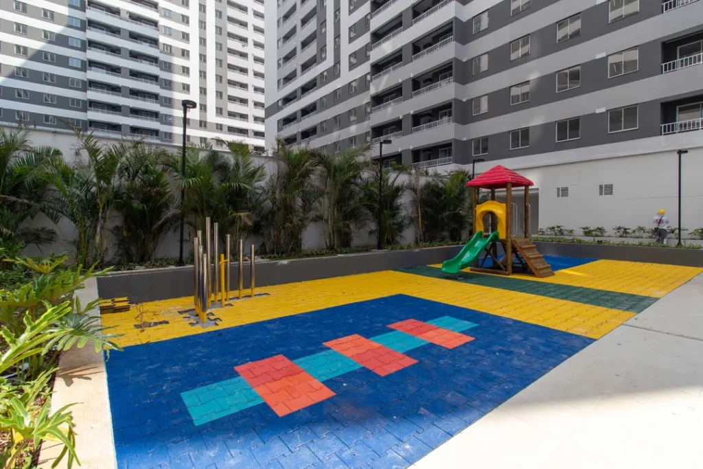 Playground com piso colorido