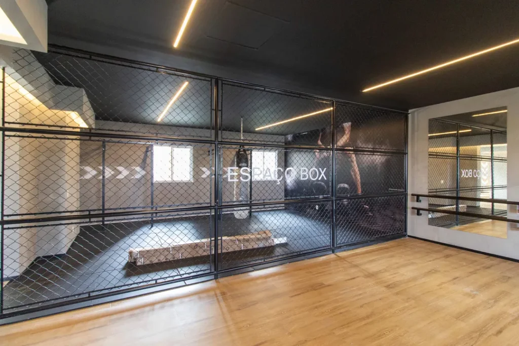 Espaço fitness com piso de madeira
