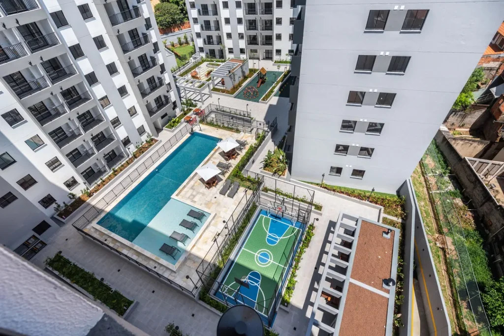 Vista aérea da piscina e quadra