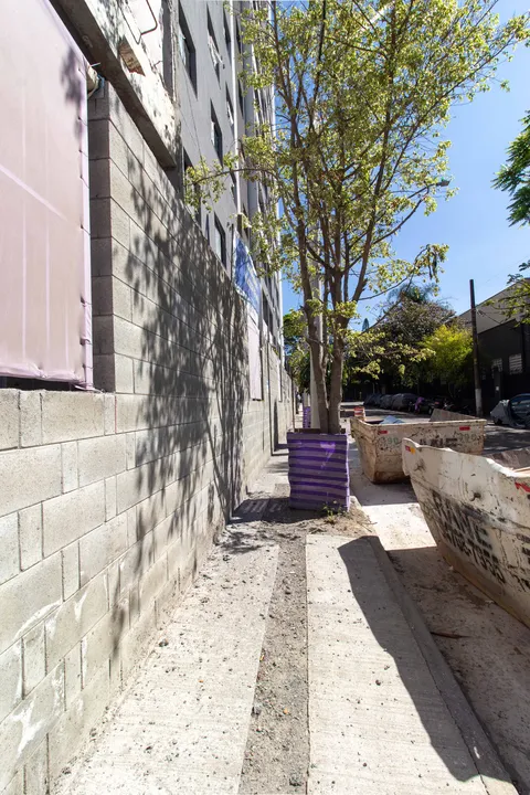 Vista de baixo para cima da torre em construção