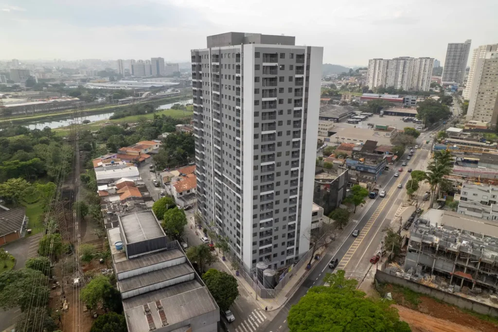 Vista aérea da torre com a região ao fundo