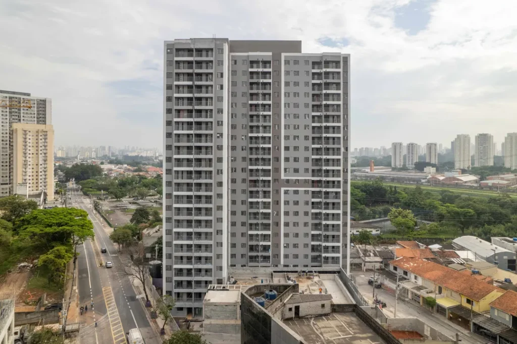 Vista da torre com fachada em acabamento