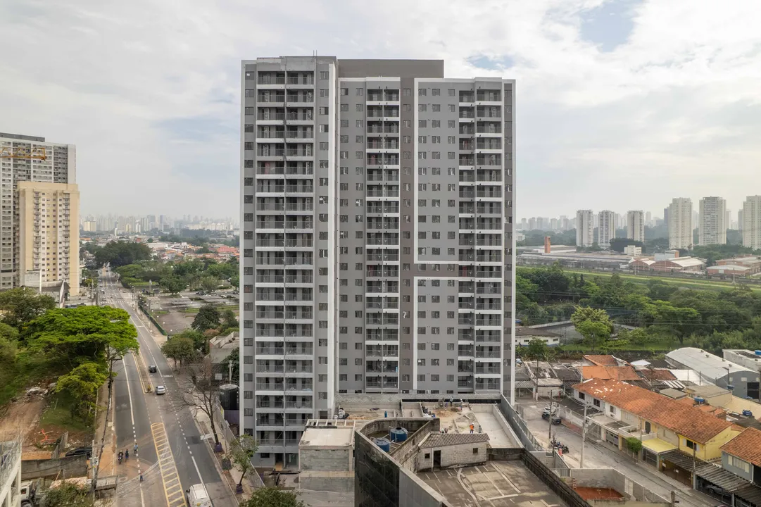Vista da torre com fachada em acabamento