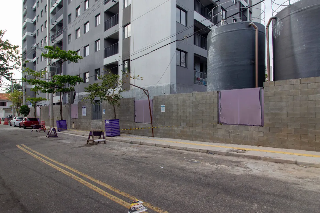 Muro e calçada na frente da obra