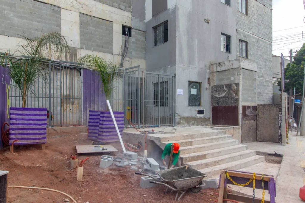Acesso com escadas e paisagismo em execução