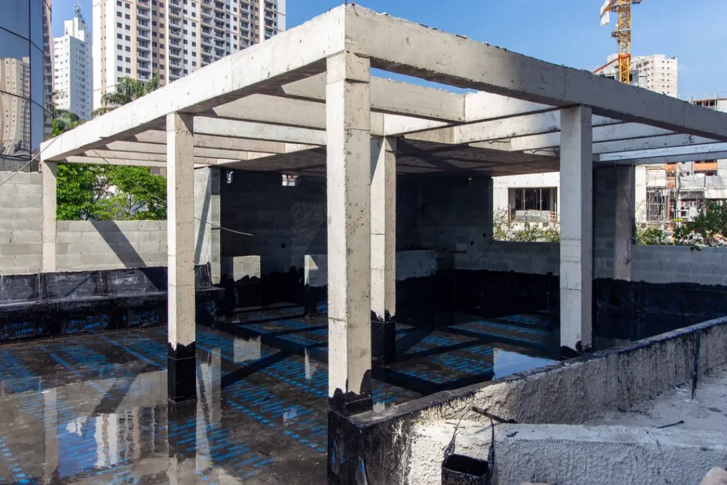 Área de lazer na cobertura com pérgola em execução