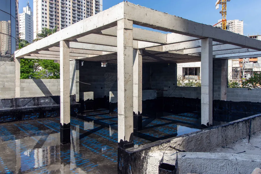Área de lazer na cobertura com pérgola em execução