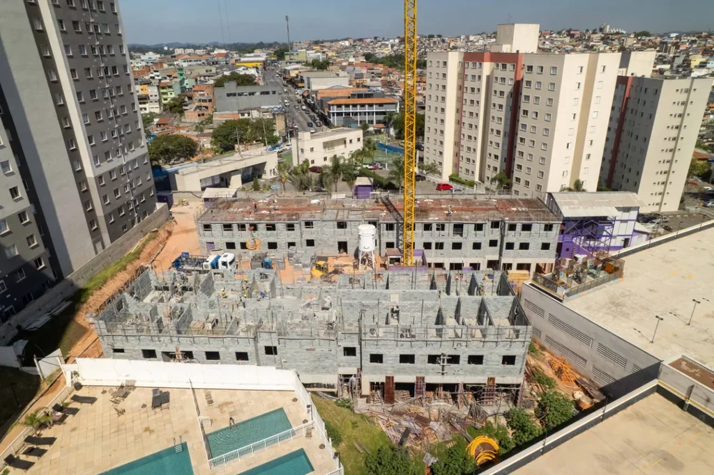 Vista aérea superior da estrutura em construção