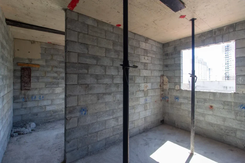 Interior em fase de estrutura