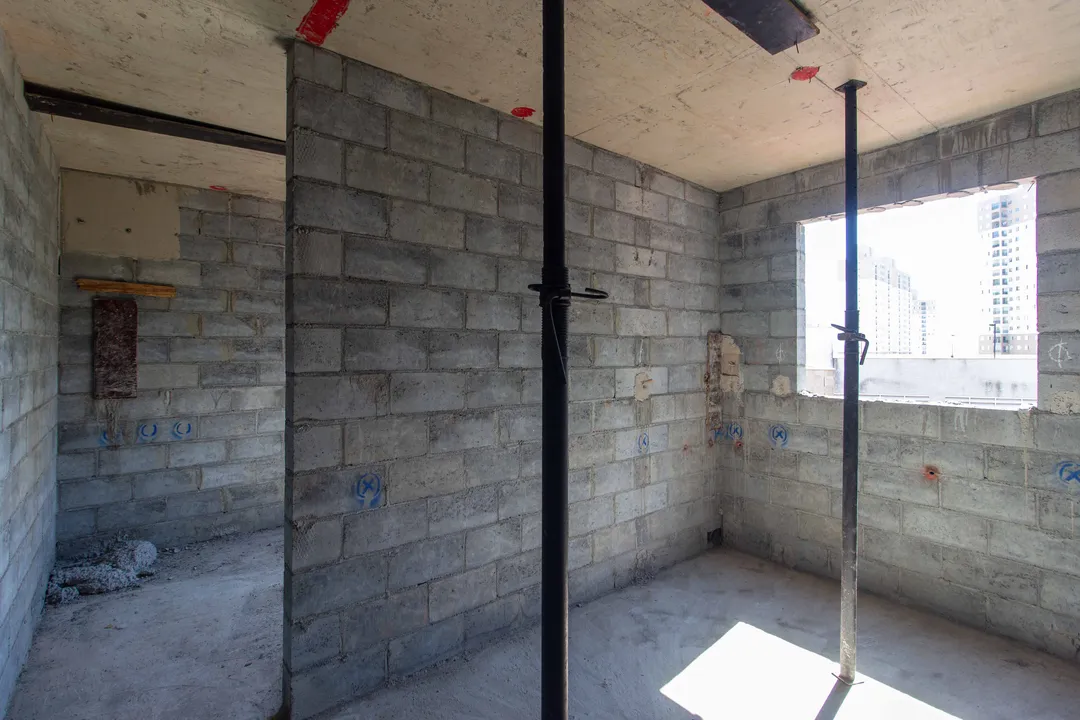 Interior em fase de estrutura