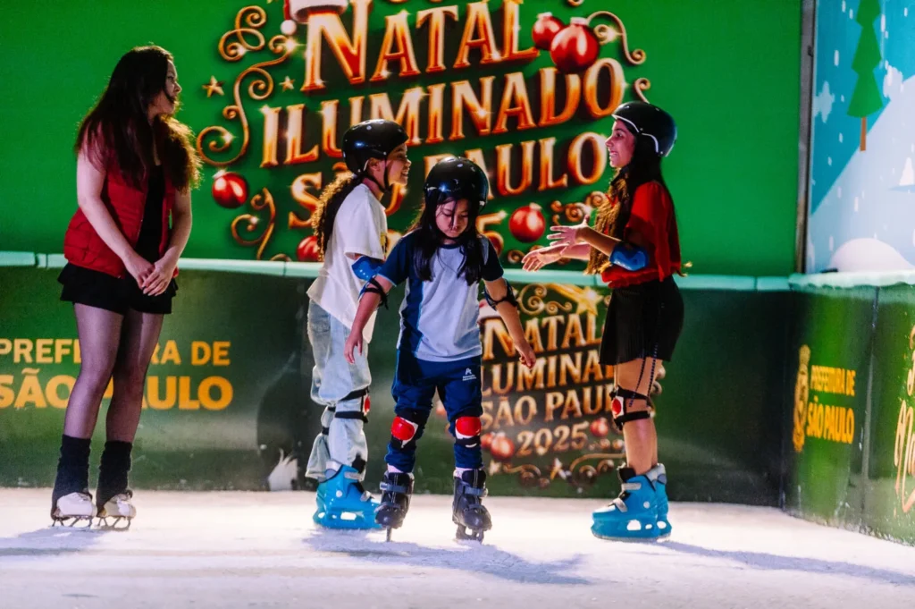 Patinação na vila temática no Largo São Bento