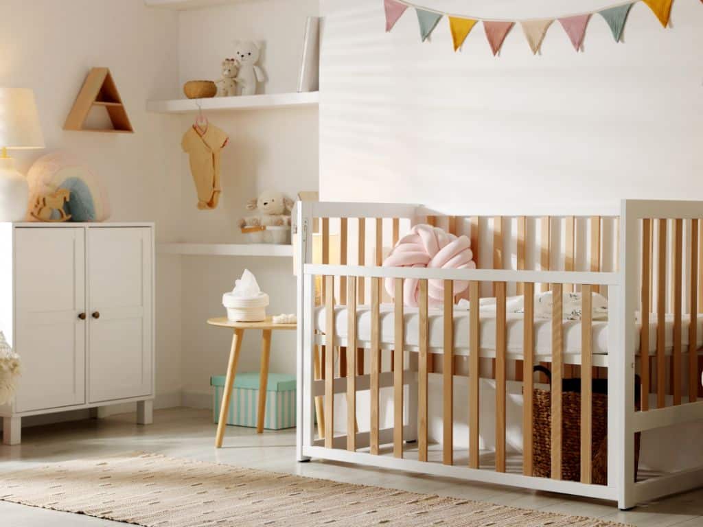 Como fazer uma decoração de quarto para bebê linda sem gastar muito