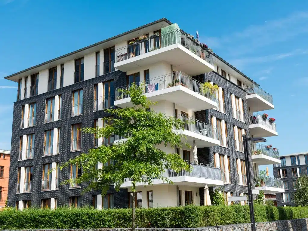 Aproveitar a sacada de apartamento para fazer um espaço de lazer ou trabalho é ter um lugar completo!