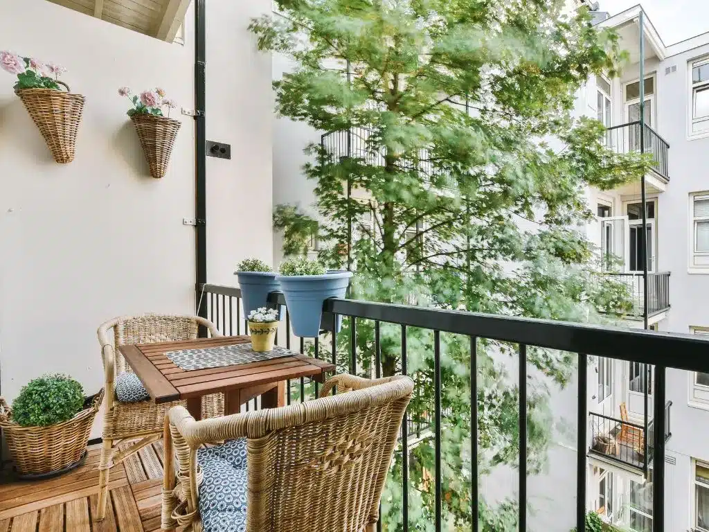 Vale a pena deixar a sacada de apartamento decorada e com seu estilo para ter sempre um ambiente agradável a disposição.